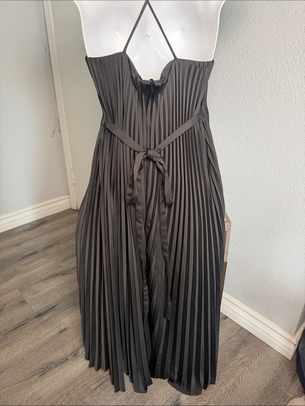 Elegant Black Pleated Maxi Dress with Spaghetti Straps - Picture 4 of 9